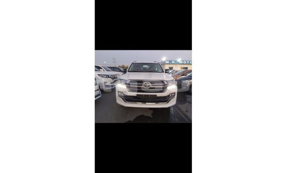 Buy Import Toyota Land Cruiser White Car in Import - Dubai in Enga Buy Import Toyota Land Cruiser White Car in Import - Dubai in Enga