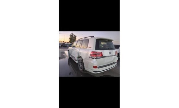 Buy Import Toyota Land Cruiser White Car in Import - Dubai in Enga Buy Import Toyota Land Cruiser White Car in Import - Dubai in Enga