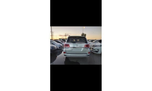 Buy Import Toyota Land Cruiser White Car in Import - Dubai in Enga Buy Import Toyota Land Cruiser White Car in Import - Dubai in Enga