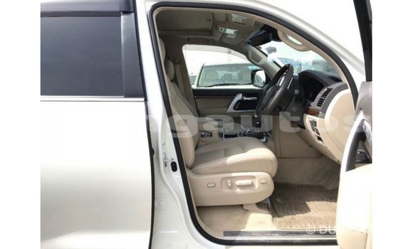 Buy Import Toyota Land Cruiser White Car in Import - Dubai in Enga Buy Import Toyota Land Cruiser White Car in Import - Dubai in Enga