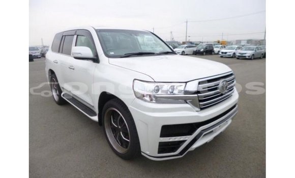 Buy Import Toyota Land Cruiser White Car in Import - Dubai in Enga Buy Import Toyota Land Cruiser White Car in Import - Dubai in Enga