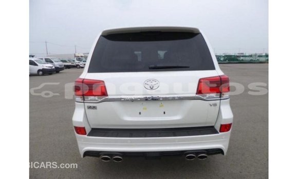 Buy Import Toyota Land Cruiser White Car in Import - Dubai in Enga Buy Import Toyota Land Cruiser White Car in Import - Dubai in Enga