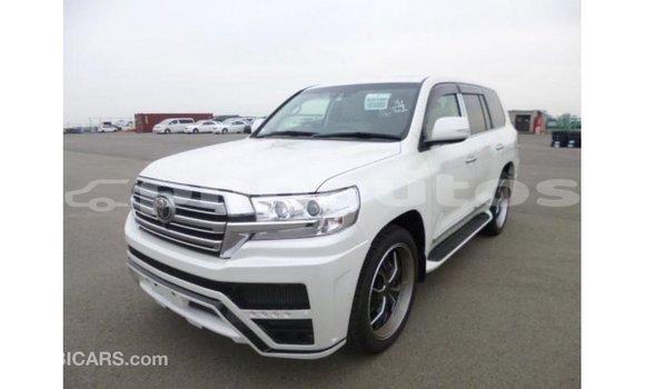 Buy Import Toyota Land Cruiser White Car in Import - Dubai in Enga Buy Import Toyota Land Cruiser White Car in Import - Dubai in Enga