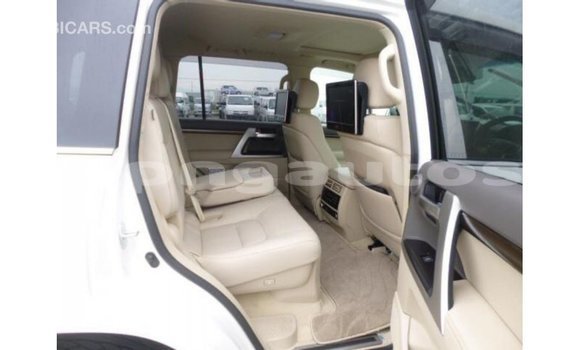 Buy Import Toyota Land Cruiser White Car in Import - Dubai in Enga Buy Import Toyota Land Cruiser White Car in Import - Dubai in Enga