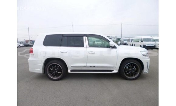 Buy Import Toyota Land Cruiser White Car in Import - Dubai in Enga Buy Import Toyota Land Cruiser White Car in Import - Dubai in Enga