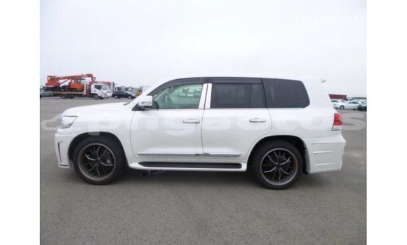 Buy Import Toyota Land Cruiser White Car in Import - Dubai in Enga Buy Import Toyota Land Cruiser White Car in Import - Dubai in Enga
