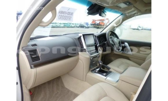 Buy Import Toyota Land Cruiser White Car in Import - Dubai in Enga Buy Import Toyota Land Cruiser White Car in Import - Dubai in Enga