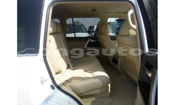 Buy Import Toyota Land Cruiser White Car in Import - Dubai in Enga Buy Import Toyota Land Cruiser White Car in Import - Dubai in Enga
