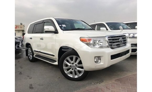 Buy Import Toyota Land Cruiser White Car in Import - Dubai in Enga Buy Import Toyota Land Cruiser White Car in Import - Dubai in Enga