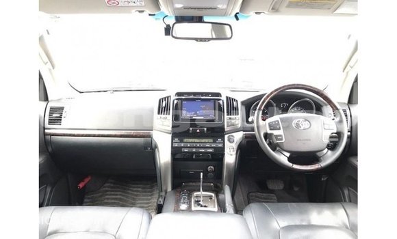 Buy Import Toyota Land Cruiser White Car in Import - Dubai in Enga Buy Import Toyota Land Cruiser White Car in Import - Dubai in Enga