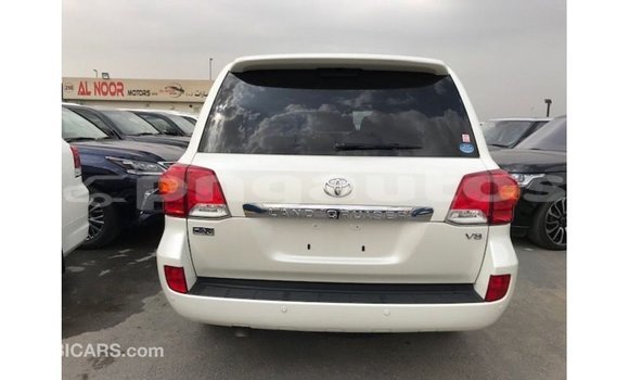Buy Import Toyota Land Cruiser White Car in Import - Dubai in Enga Buy Import Toyota Land Cruiser White Car in Import - Dubai in Enga