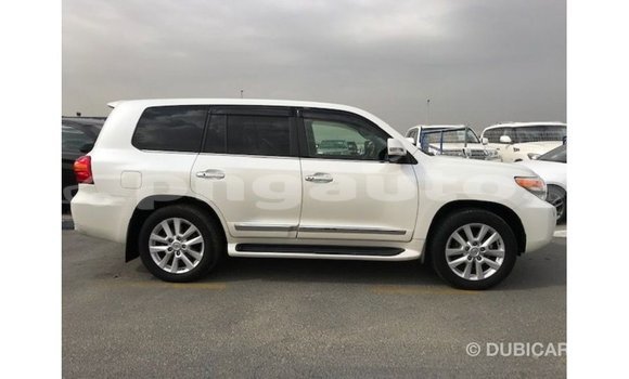 Buy Import Toyota Land Cruiser White Car in Import - Dubai in Enga Buy Import Toyota Land Cruiser White Car in Import - Dubai in Enga