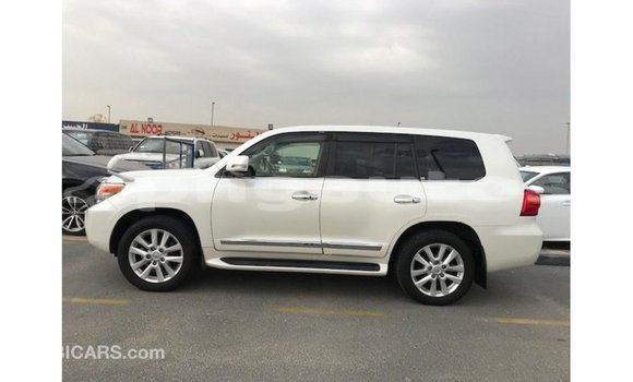 Buy Import Toyota Land Cruiser White Car in Import - Dubai in Enga Buy Import Toyota Land Cruiser White Car in Import - Dubai in Enga