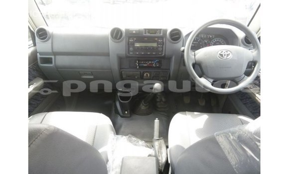 Buy Import Toyota Land Cruiser White Car in Import - Dubai in Enga Buy Import Toyota Land Cruiser White Car in Import - Dubai in Enga