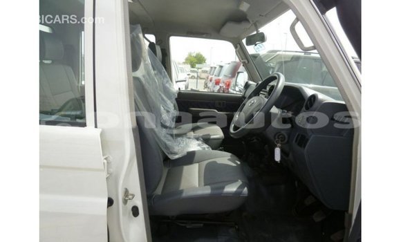 Buy Import Toyota Land Cruiser White Car in Import - Dubai in Enga Buy Import Toyota Land Cruiser White Car in Import - Dubai in Enga