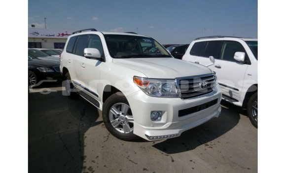 Buy Import Toyota Land Cruiser White Car in Import - Dubai in Enga Buy Import Toyota Land Cruiser White Car in Import - Dubai in Enga