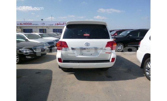 Buy Import Toyota Land Cruiser White Car in Import - Dubai in Enga Buy Import Toyota Land Cruiser White Car in Import - Dubai in Enga