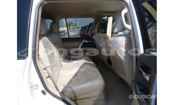 Buy Import Toyota Land Cruiser White Car in Import - Dubai in Enga Buy Import Toyota Land Cruiser White Car in Import - Dubai in Enga