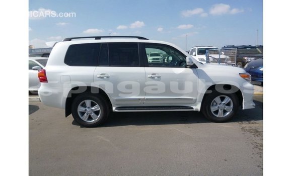 Buy Import Toyota Land Cruiser White Car in Import - Dubai in Enga Buy Import Toyota Land Cruiser White Car in Import - Dubai in Enga
