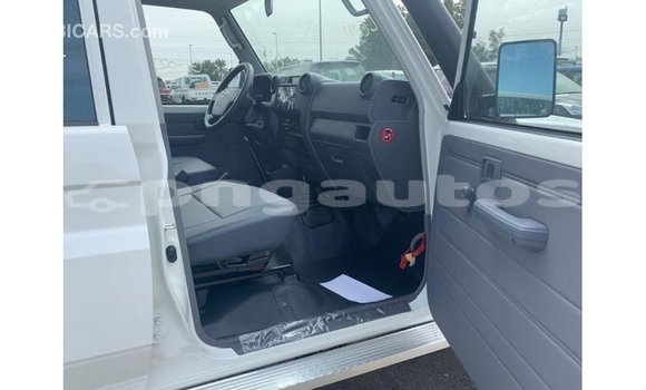 Buy Import Toyota Land Cruiser White Car in Import - Dubai in Enga Buy Import Toyota Land Cruiser White Car in Import - Dubai in Enga