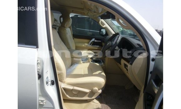 Buy Import Toyota Land Cruiser White Car in Import - Dubai in Enga Buy Import Toyota Land Cruiser White Car in Import - Dubai in Enga