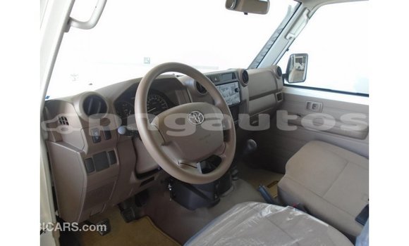Buy Import Toyota Land Cruiser White Car in Import - Dubai in Enga Buy Import Toyota Land Cruiser White Car in Import - Dubai in Enga