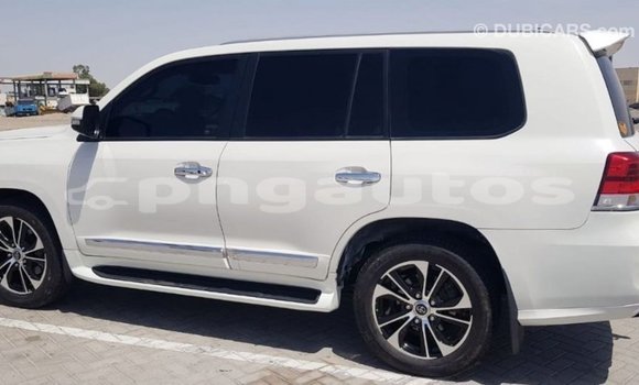 Buy Import Toyota Land Cruiser White Car in Import - Dubai in Enga Buy Import Toyota Land Cruiser White Car in Import - Dubai in Enga