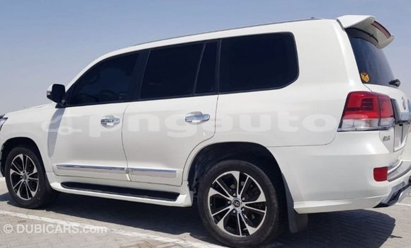 Buy Import Toyota Land Cruiser White Car in Import - Dubai in Enga Buy Import Toyota Land Cruiser White Car in Import - Dubai in Enga
