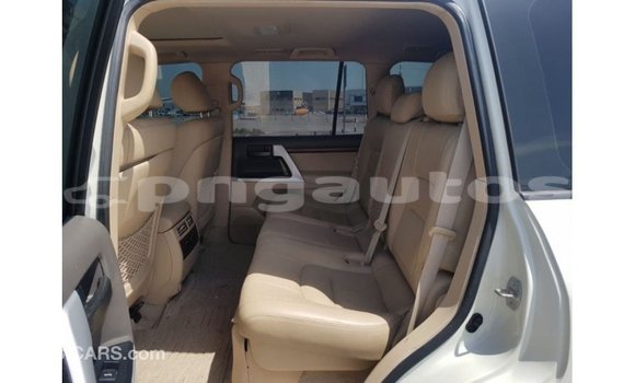 Buy Import Toyota Land Cruiser White Car in Import - Dubai in Enga Buy Import Toyota Land Cruiser White Car in Import - Dubai in Enga