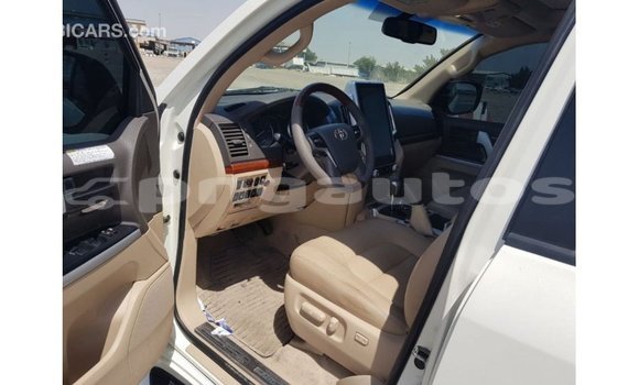 Buy Import Toyota Land Cruiser White Car in Import - Dubai in Enga Buy Import Toyota Land Cruiser White Car in Import - Dubai in Enga