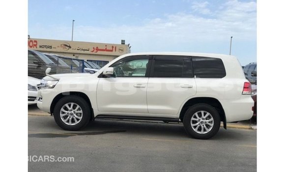 Buy Import Toyota Land Cruiser White Car in Import - Dubai in Enga Buy Import Toyota Land Cruiser White Car in Import - Dubai in Enga