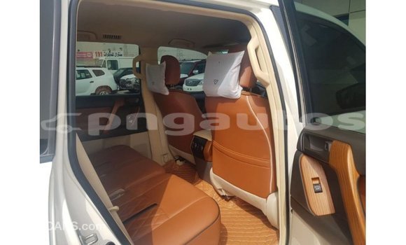 Buy Import Toyota Land Cruiser White Car in Import - Dubai in Enga Buy Import Toyota Land Cruiser White Car in Import - Dubai in Enga
