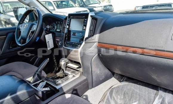 Buy Import Toyota Land Cruiser White Car in Import - Dubai in Enga Buy Import Toyota Land Cruiser White Car in Import - Dubai in Enga