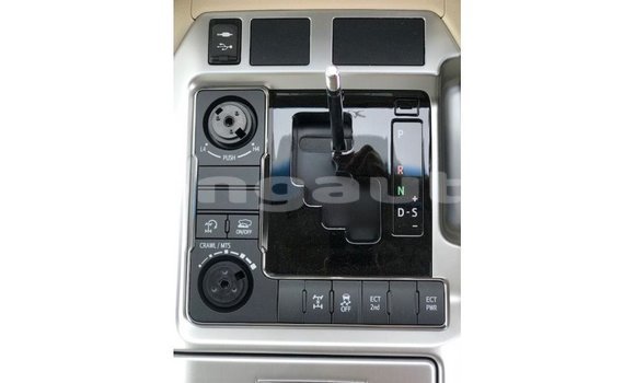 Buy Import Toyota Land Cruiser White Car in Import - Dubai in Enga Buy Import Toyota Land Cruiser White Car in Import - Dubai in Enga