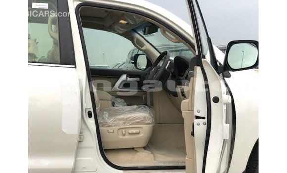 Buy Import Toyota Land Cruiser White Car in Import - Dubai in Enga Buy Import Toyota Land Cruiser White Car in Import - Dubai in Enga