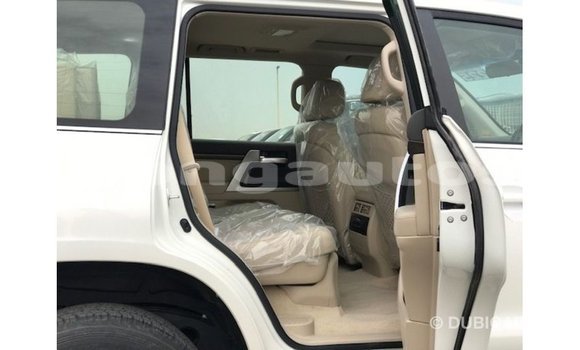 Buy Import Toyota Land Cruiser White Car in Import - Dubai in Enga Buy Import Toyota Land Cruiser White Car in Import - Dubai in Enga