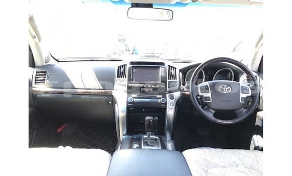 Buy Import Toyota Land Cruiser White Car in Import - Dubai in Enga Buy Import Toyota Land Cruiser White Car in Import - Dubai in Enga