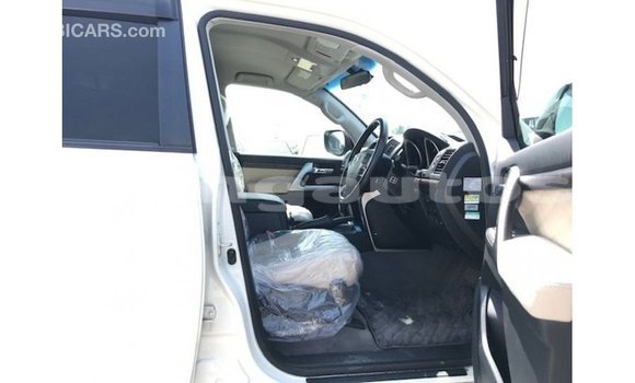 Buy Import Toyota Land Cruiser White Car in Import - Dubai in Enga Buy Import Toyota Land Cruiser White Car in Import - Dubai in Enga