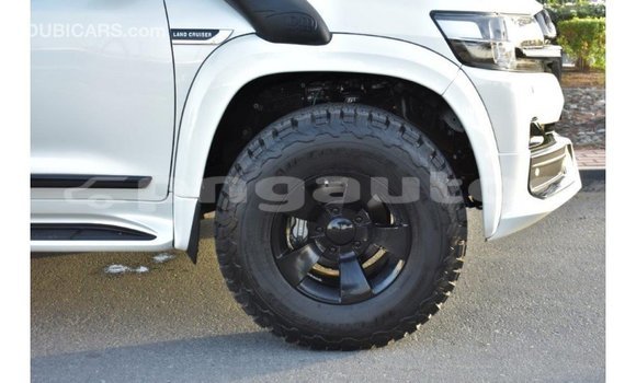 Buy Import Toyota Land Cruiser White Car in Import - Dubai in Enga Buy Import Toyota Land Cruiser White Car in Import - Dubai in Enga