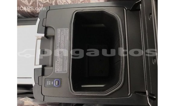 Buy Import Toyota Land Cruiser White Car in Import - Dubai in Enga Buy Import Toyota Land Cruiser White Car in Import - Dubai in Enga