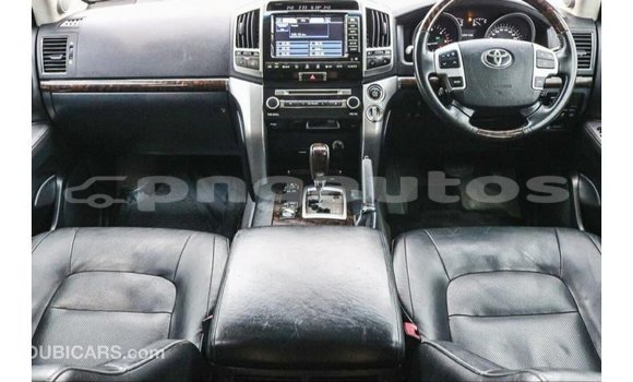 Buy Import Toyota Land Cruiser White Car in Import - Dubai in Enga Buy Import Toyota Land Cruiser White Car in Import - Dubai in Enga