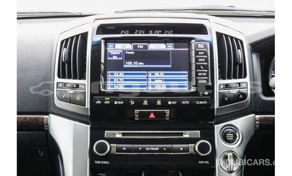 Buy Import Toyota Land Cruiser White Car in Import - Dubai in Enga Buy Import Toyota Land Cruiser White Car in Import - Dubai in Enga