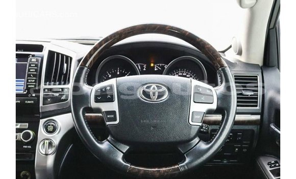 Buy Import Toyota Land Cruiser White Car in Import - Dubai in Enga Buy Import Toyota Land Cruiser White Car in Import - Dubai in Enga
