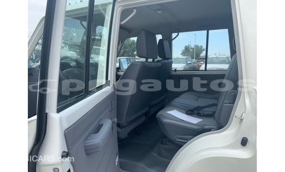 Buy Import Toyota Land Cruiser White Car in Import - Dubai in Enga Buy Import Toyota Land Cruiser White Car in Import - Dubai in Enga