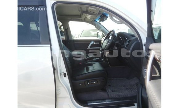 Buy Import Toyota Land Cruiser White Car in Import - Dubai in Enga Buy Import Toyota Land Cruiser White Car in Import - Dubai in Enga