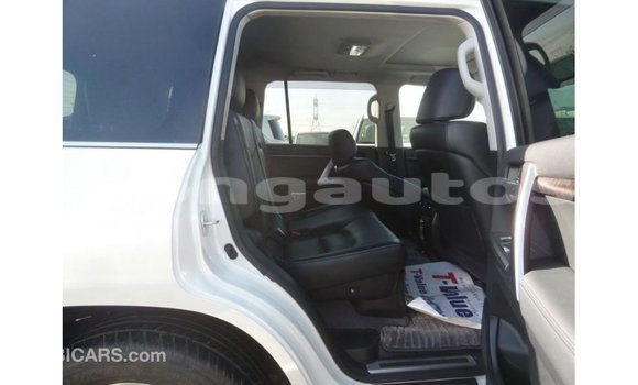 Buy Import Toyota Land Cruiser White Car in Import - Dubai in Enga Buy Import Toyota Land Cruiser White Car in Import - Dubai in Enga