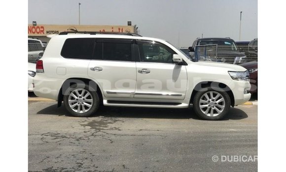 Buy Import Toyota Land Cruiser White Car in Import - Dubai in Enga Buy Import Toyota Land Cruiser White Car in Import - Dubai in Enga