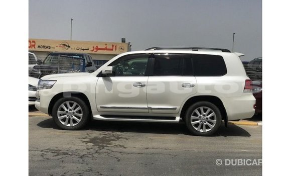 Buy Import Toyota Land Cruiser White Car in Import - Dubai in Enga Buy Import Toyota Land Cruiser White Car in Import - Dubai in Enga