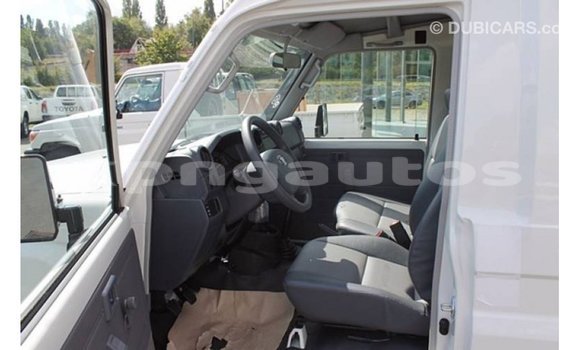 Buy Import Toyota Land Cruiser White Car in Import - Dubai in Enga Buy Import Toyota Land Cruiser White Car in Import - Dubai in Enga