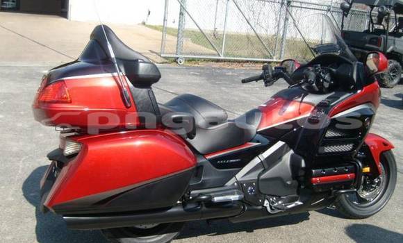 Acheter Occasion Moto Honda GOLD WING Rouge à Alotau, Milne Bay Acheter Occasion Moto Honda GOLD WING Rouge à Alotau, Milne Bay